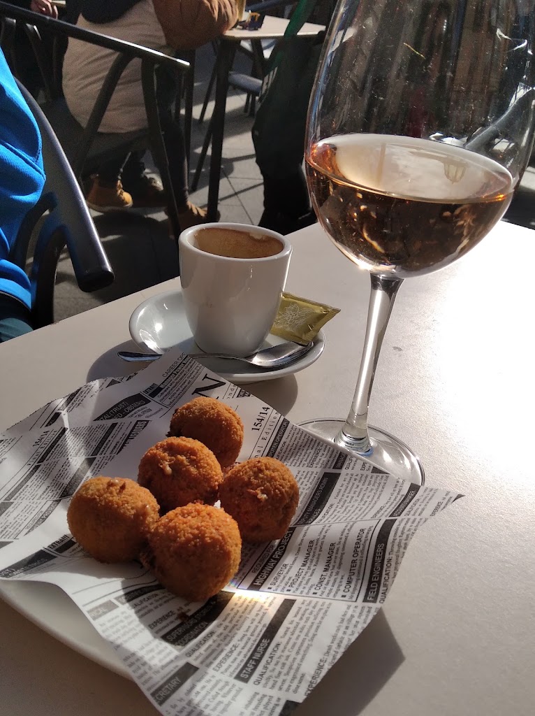 Bar La Rayuela — Comida y bebida