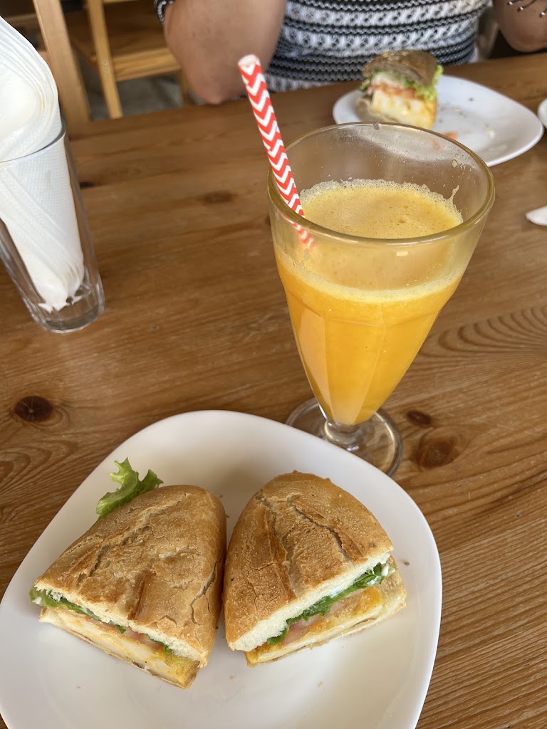 Tati Coffee Bar — Comida y bebida