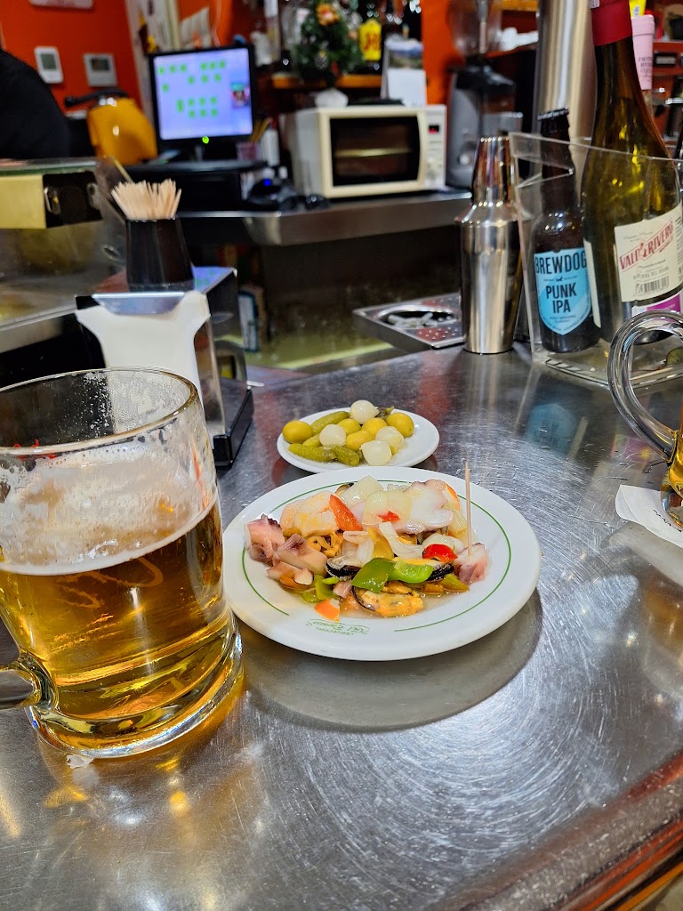 Cerveceria Bar El Paraiso — Comida y bebida