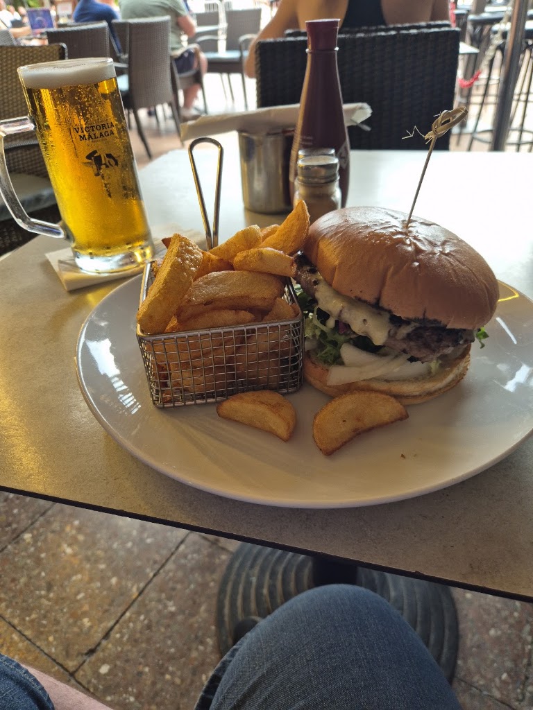 Buddies Bar — Comida y bebida