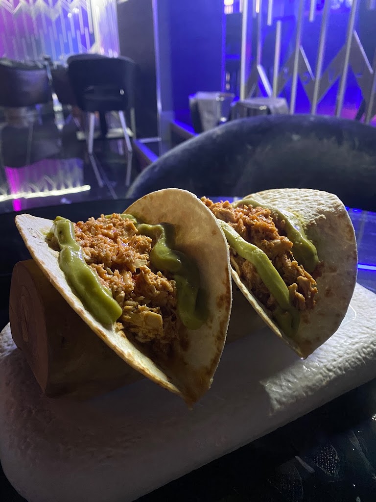 Koko Blvck restaurante cocteleria teteria — Comida y bebida