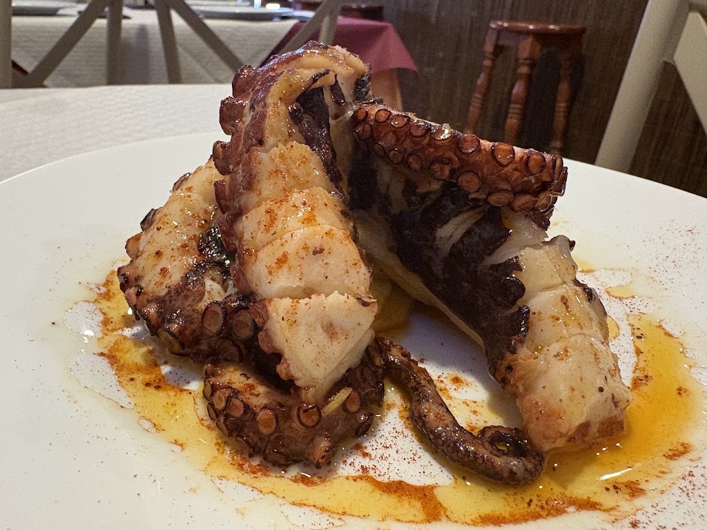 La Lobezna Bar Restaurante — Comida y bebida