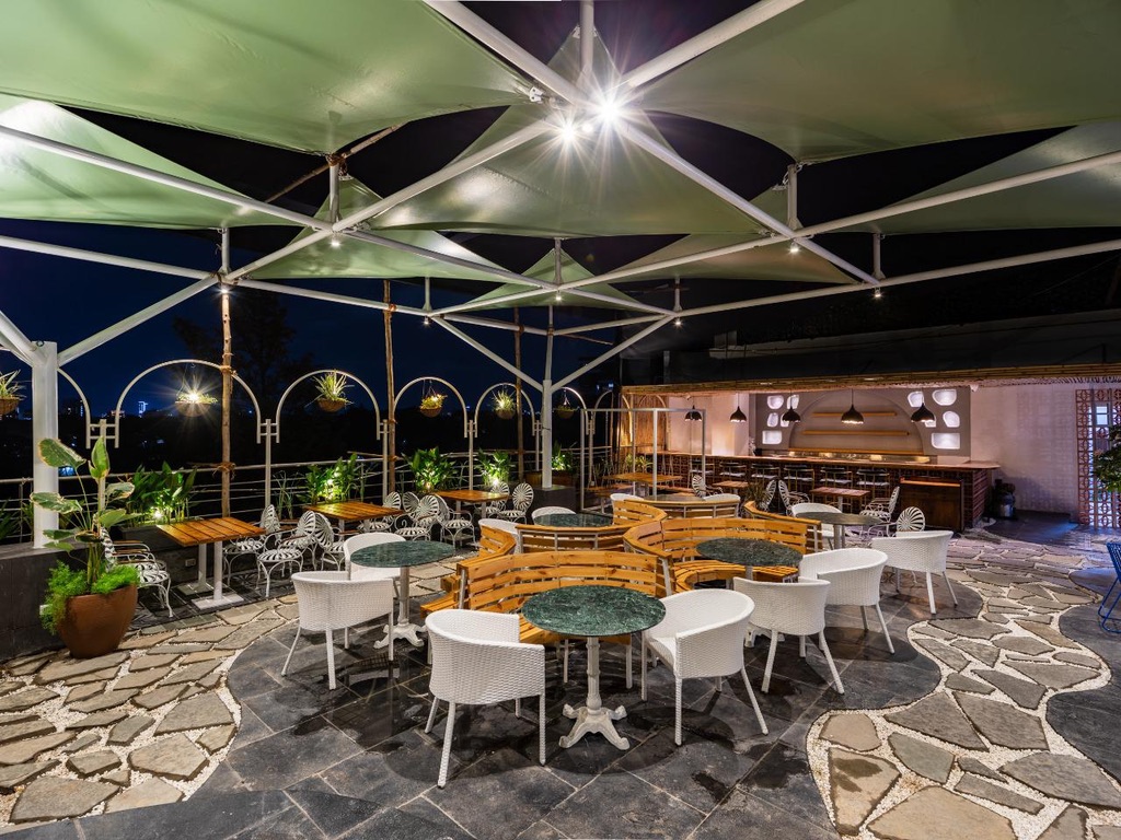 Chaurahe Ke Paar Cafe Lounge