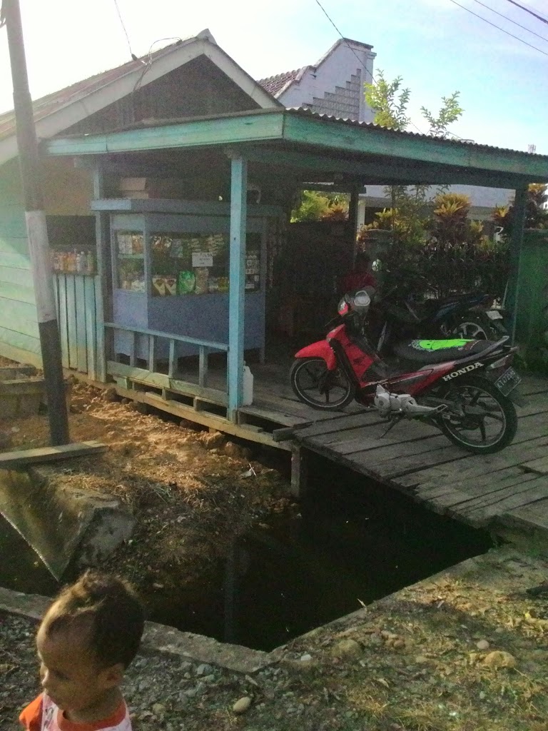 Bengkel Motor dan Warung Cak Di