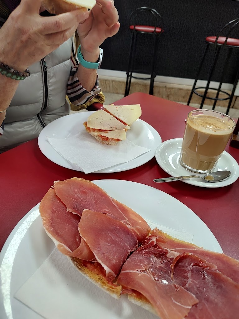 Bar Angeles — Comida y bebida