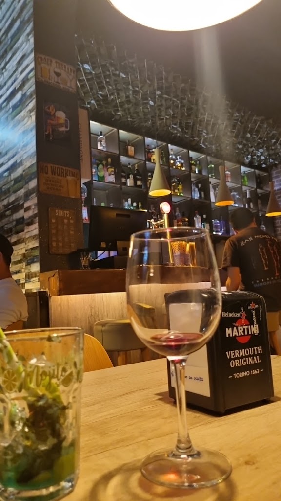 New York Bar — Comida y bebida