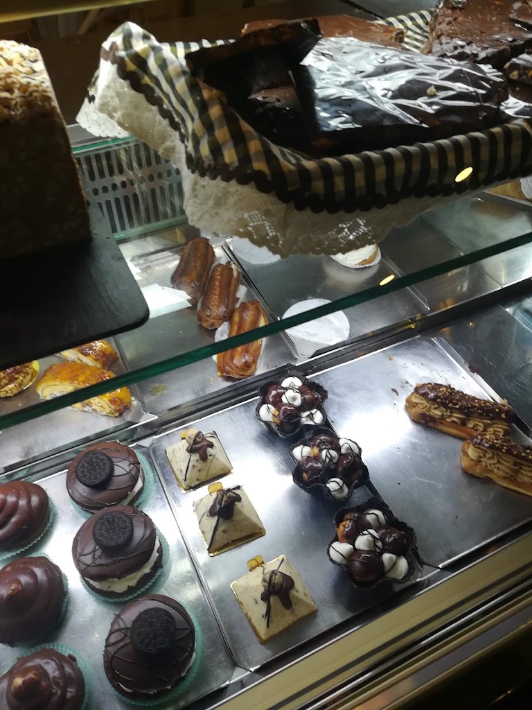 Confiteria Pasteleria Fernando — Comida y bebida