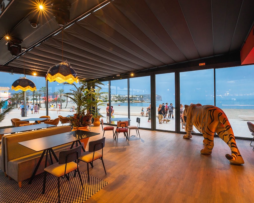 Fanatical Restaurant & Cocktail Lounge — Ambiente