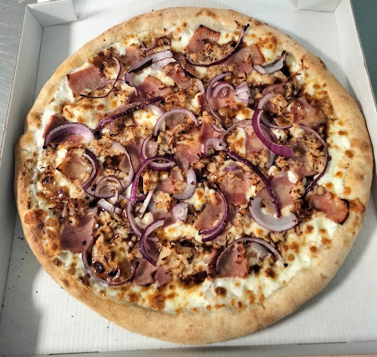 Pizzeria Mediterranea Parla — Comida y bebida