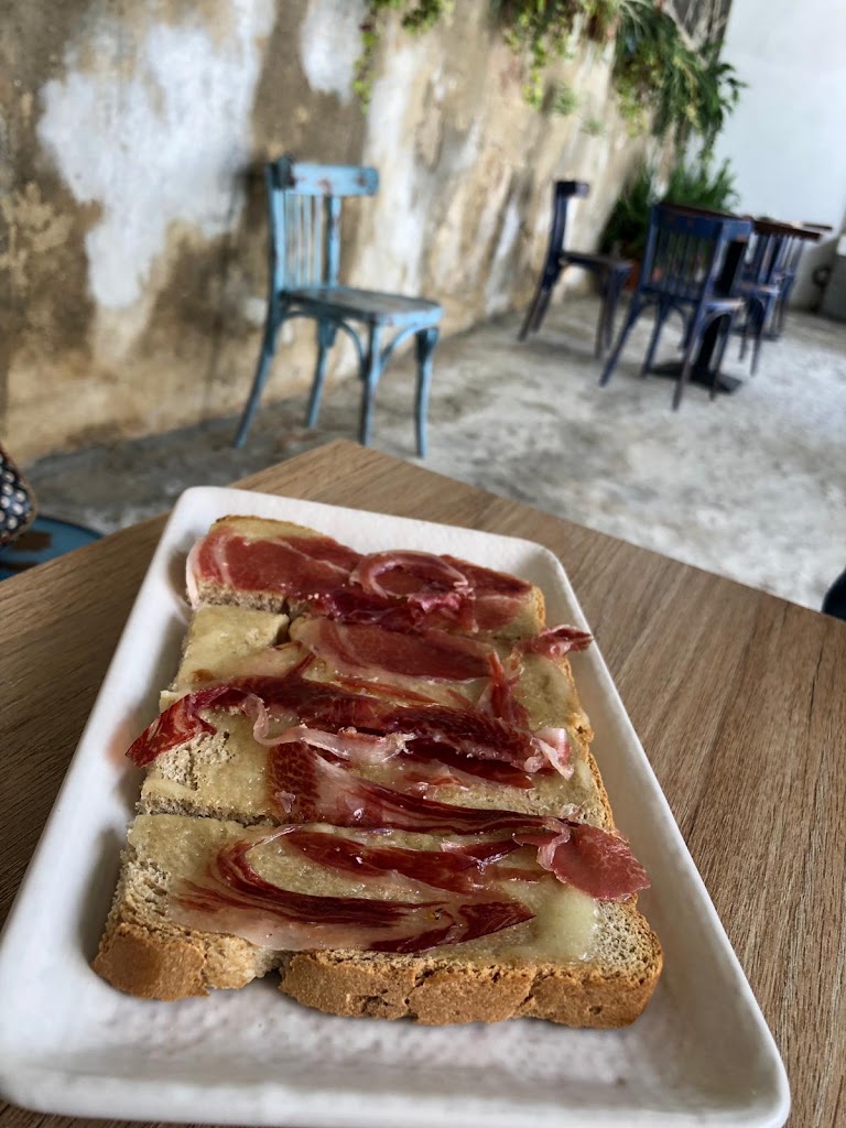 Bar La Embajada — Comida y bebida