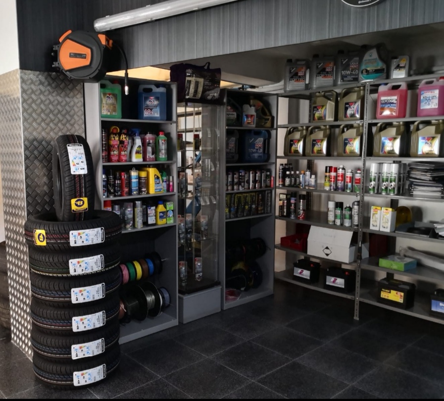 FRAN AUTO MOTOR CENTER — Interior