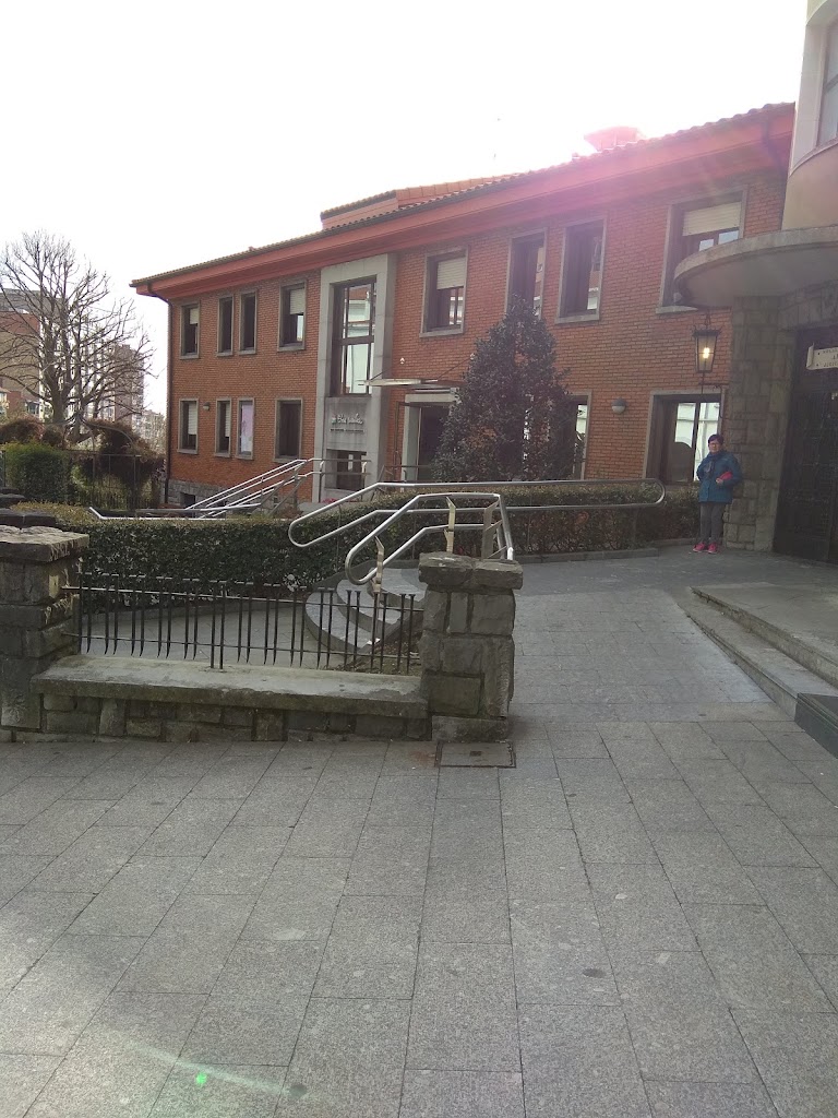 Basauriko Etxe Maitia Zaharren Egoitza — Exterior