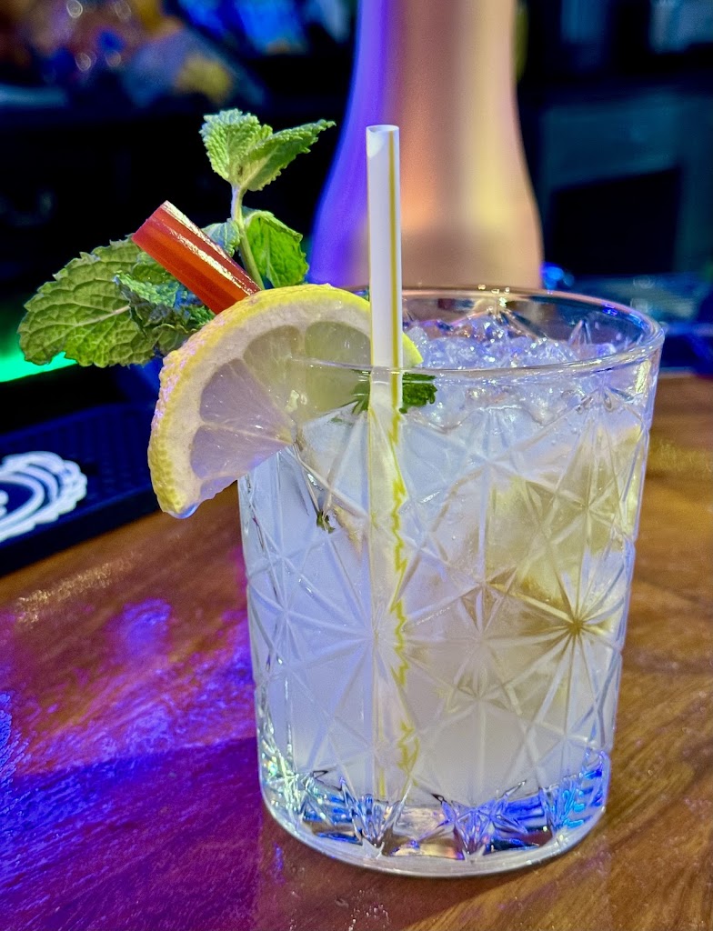 Bar Stop Plaza — Comida y bebida