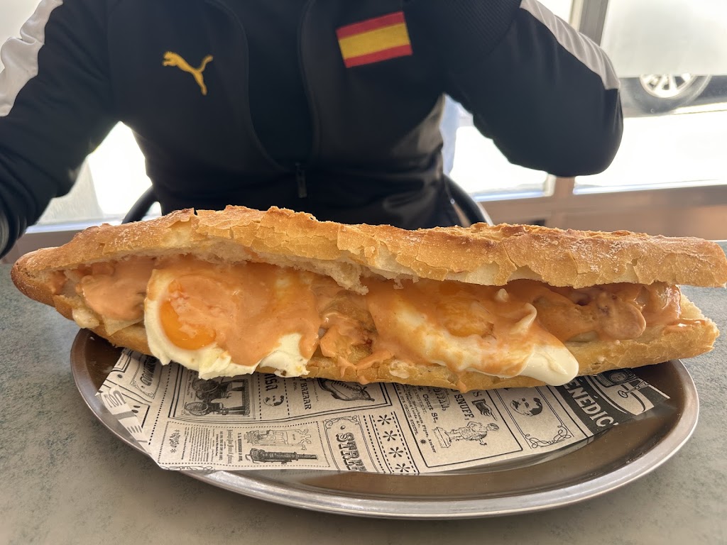 Bar Cafeteria Valero — Comida y bebida