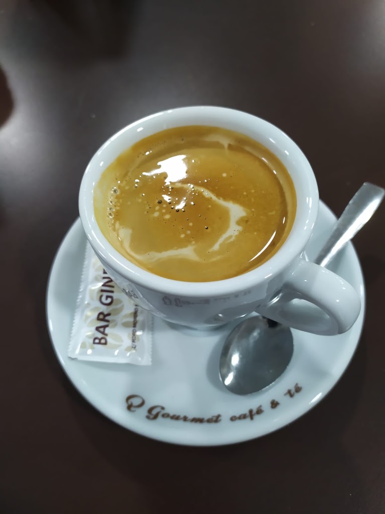 Cafeteria Bar Ginebra — Comida y bebida