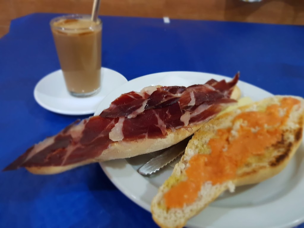Cafe Bar Emana — Comida y bebida