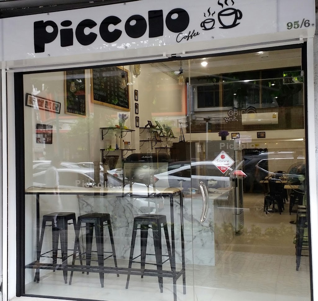 Piccolo Coffee @ Pradipat 11의 사진