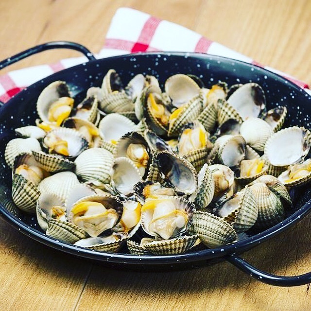 Taperia La Caleta — Comida y bebida
