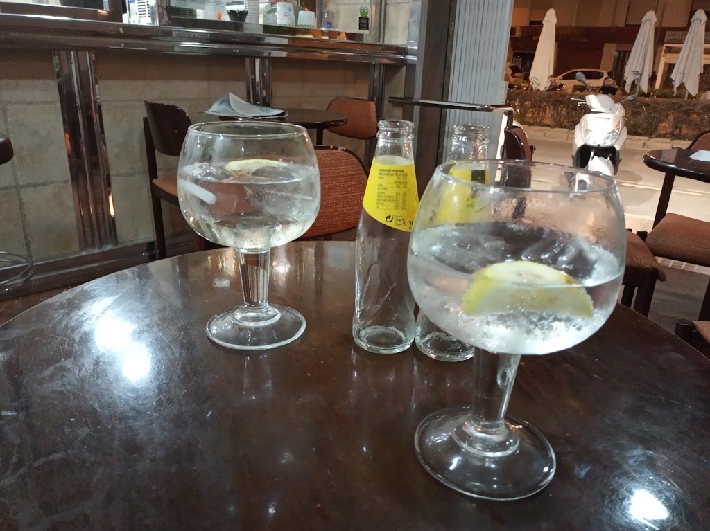 Dober Cafeteria Bocateria — Comida y bebida