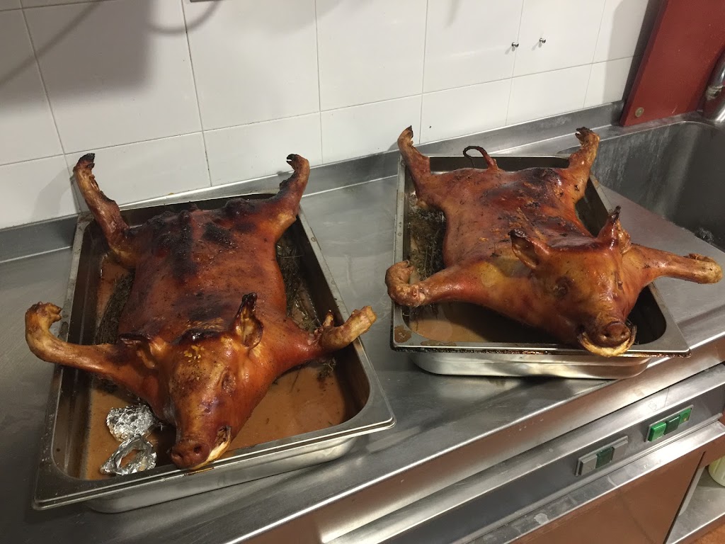 Taberna los pinos — Comida y bebida