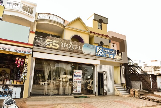 Oyo 65670 Ss Hotel