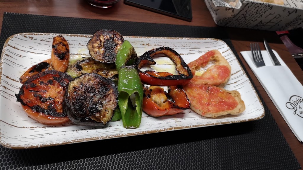 Divina de la Muerte "tasca-bar" — Comida y bebida