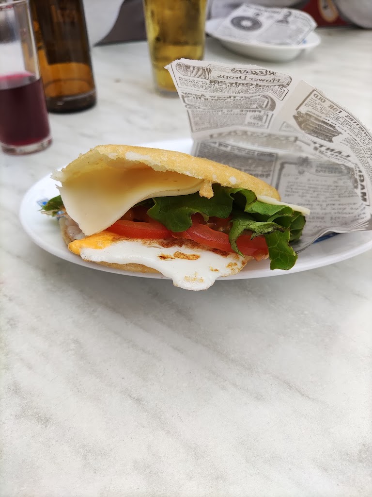 Cafe Anaterve — Comida y bebida