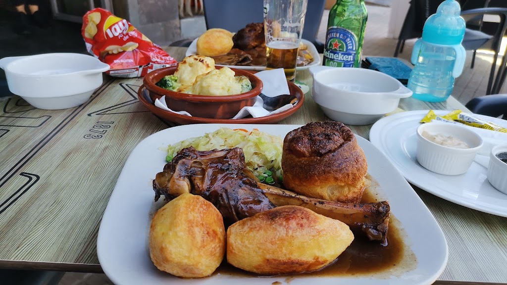 Amigos Sports Bar — Comida y bebida