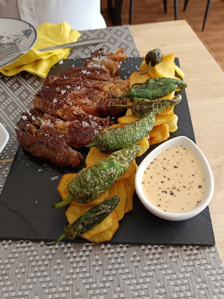 CAN TABARES TAPERIA RESTAURANT — Comida y bebida
