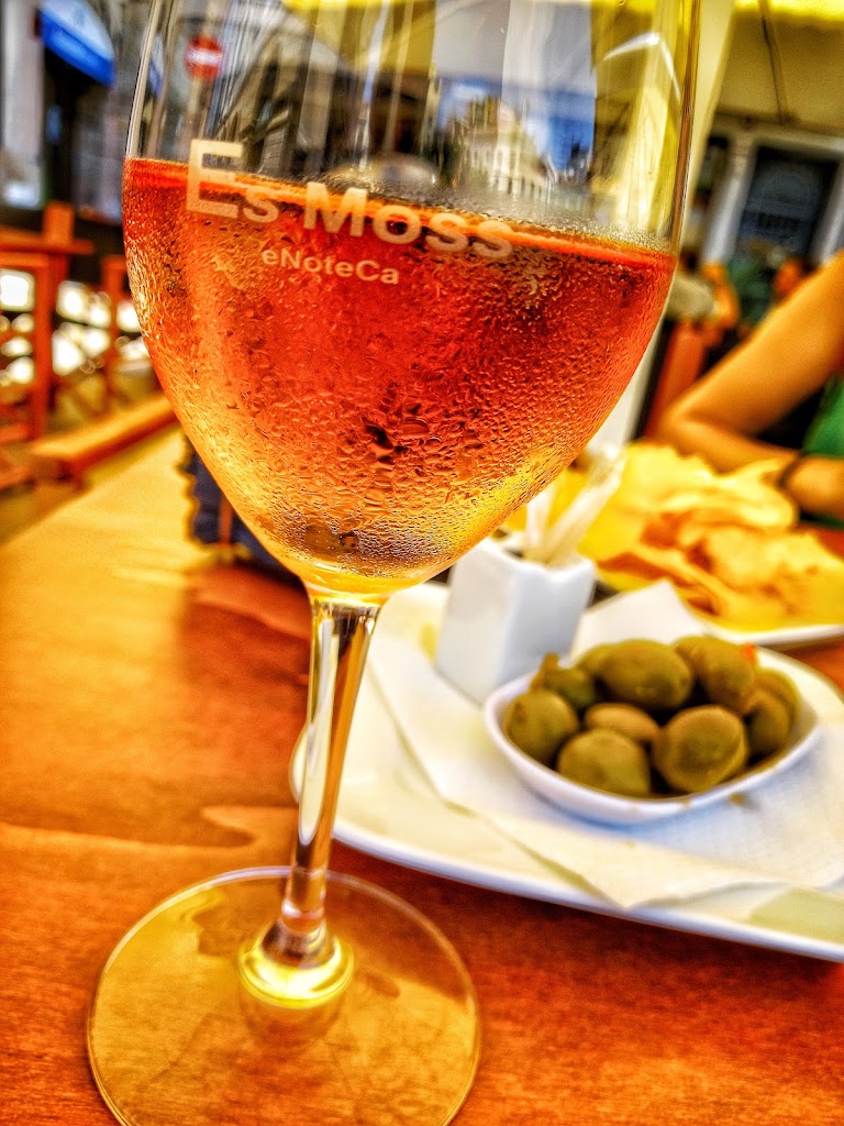 Es Moss Enoteca — Comida y bebida