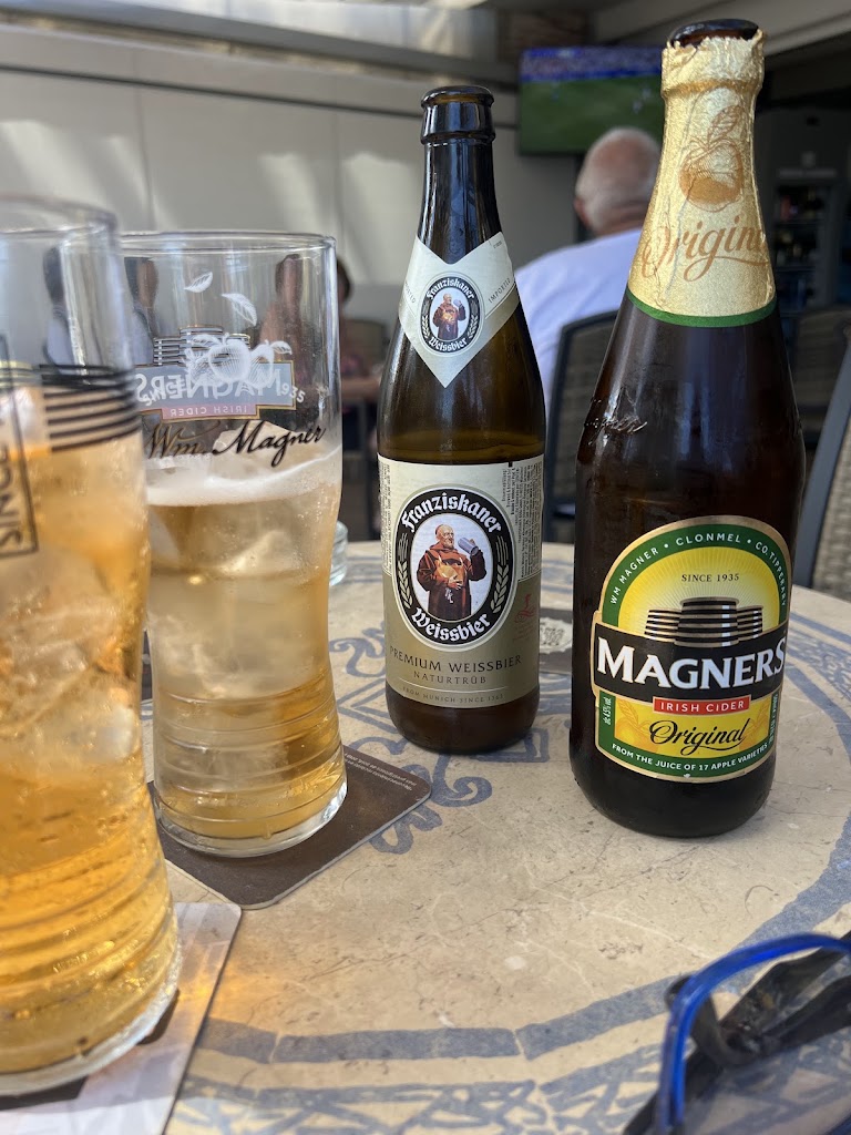 Anton's Bar — Comida y bebida