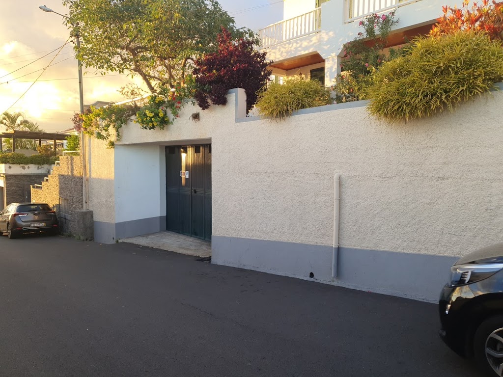 Stones Rent A Car (R. Lazareto 21-3) em Funchal