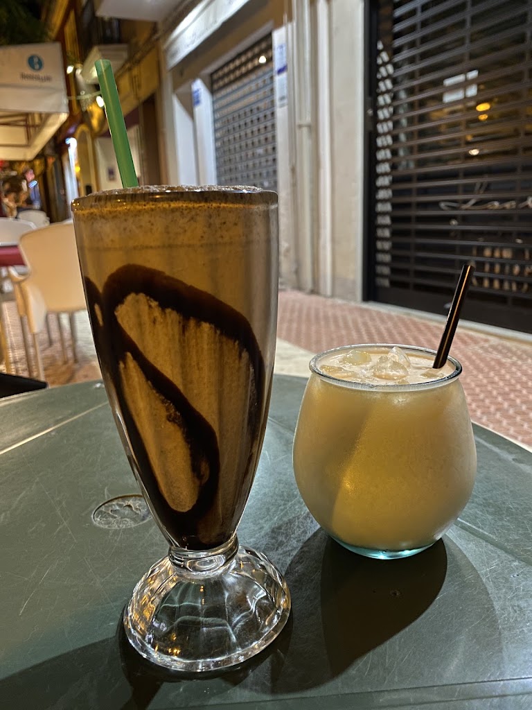 Tropical Surf Bar — Comida y bebida