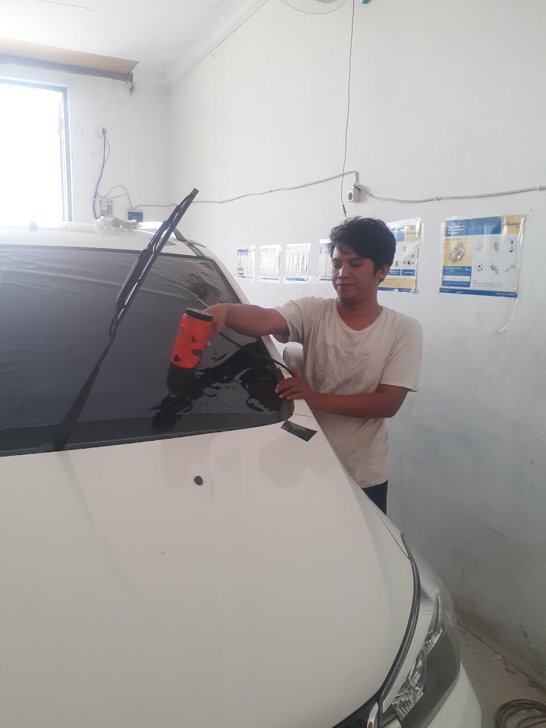 Kaca film mobil dan gedung dan catting setiker