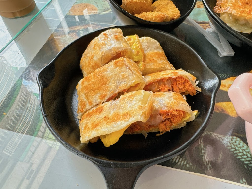 吾45早午食堂.雙十連假有營業。獨家剝皮辣椒生煎包.酥皮蛋餅.獨家異國鍋燒麵.芋泥肉鬆蛋餅.非喝不可鮮奶茶.吾雙紅茶.冰花煎餃， 的照片