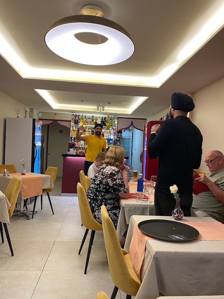 DELHI DELICIOUS Authentic Indian Restaurant — Ambiente
