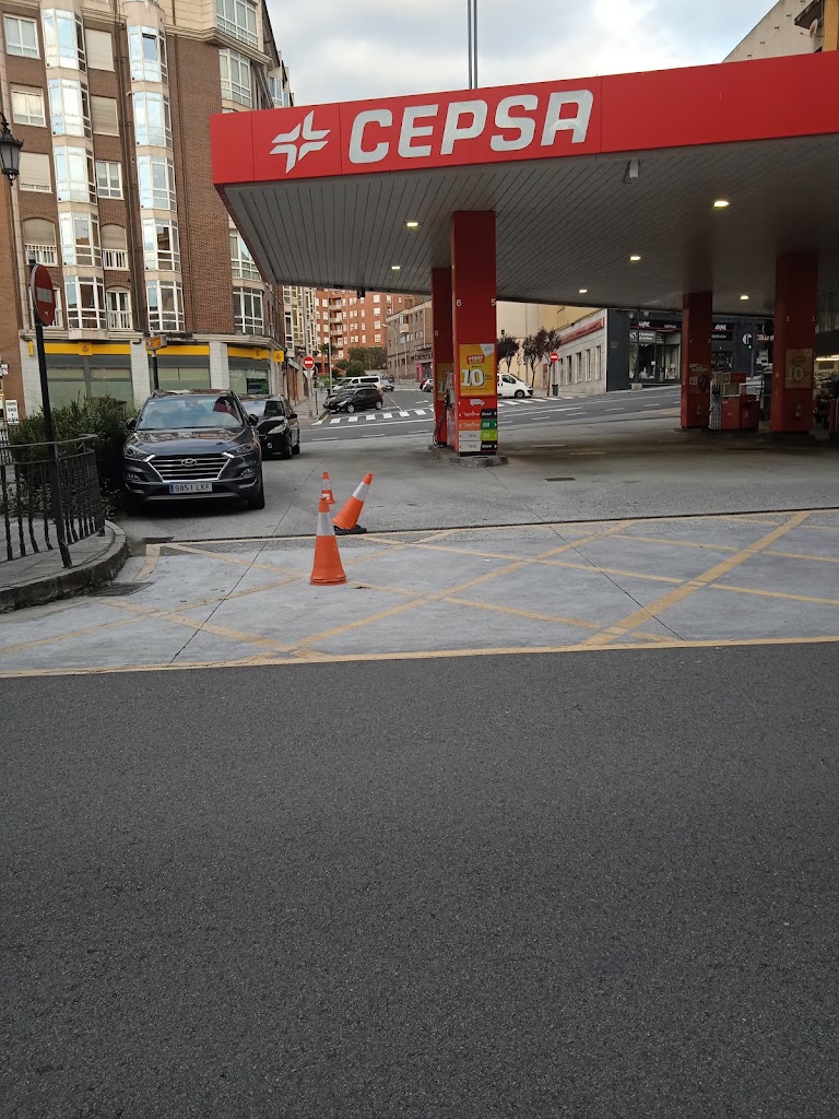 Estacion de servicio Moeve, antes Cepsa — Exterior