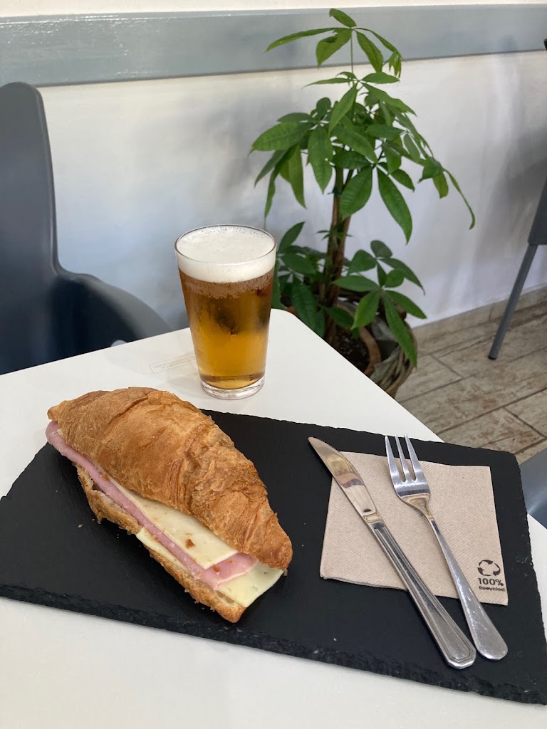 Cafeteria 'A Gaudir' — Comida y bebida
