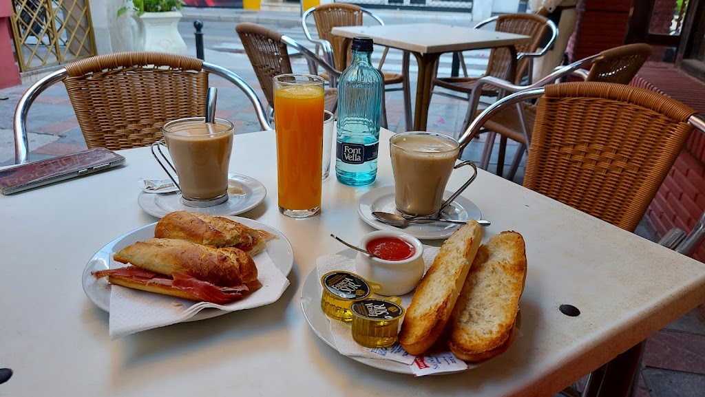 Cafe Bar Los Molinos — Comida y bebida