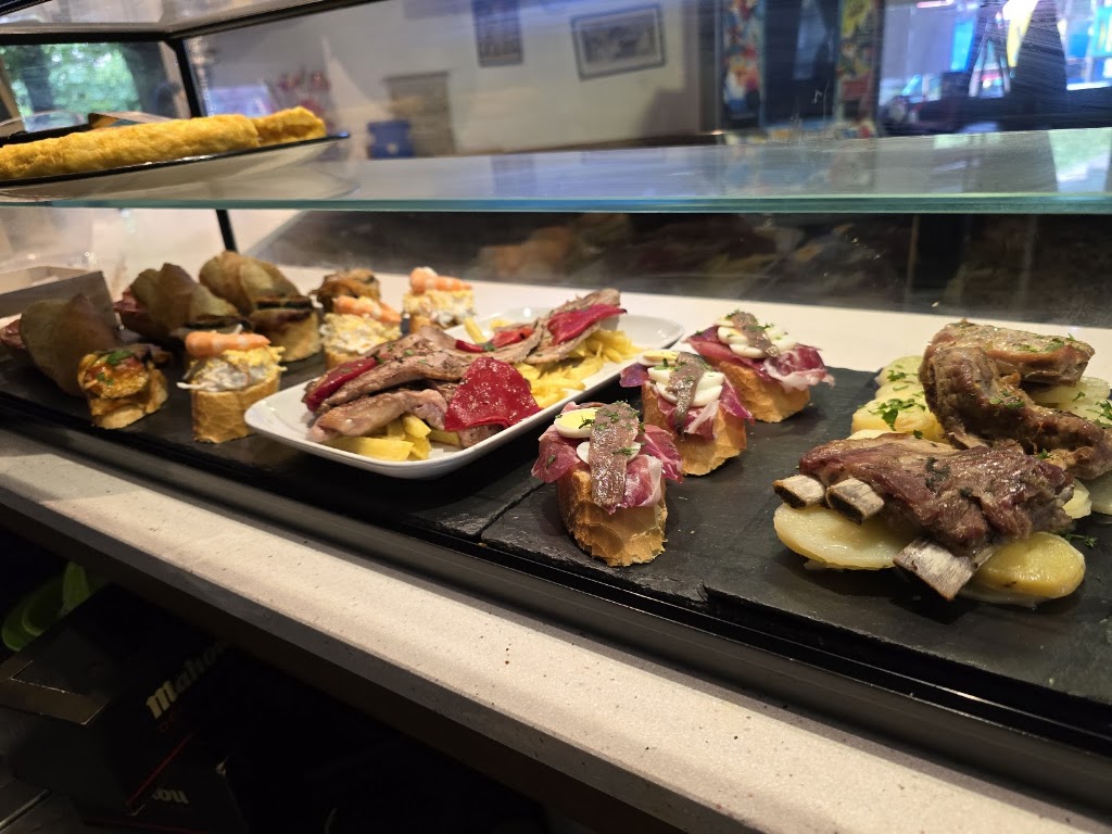 UZTURRE TABERNA BAR — Comida y bebida
