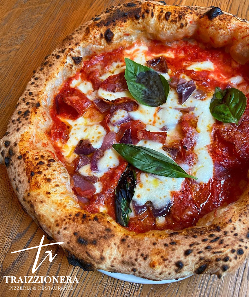 Pizzeria Traizzionera — Comida y bebida