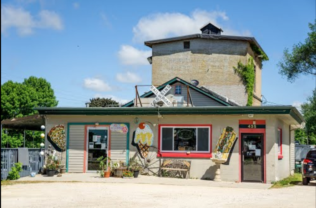  Random Lake Pizzeria