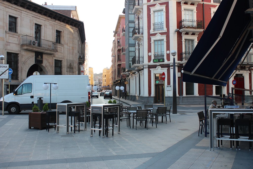 Sajonia-Cafeteria y Restaurante — Ambiente