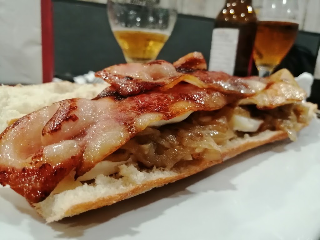 AIRE Bar restaurante — Comida y bebida