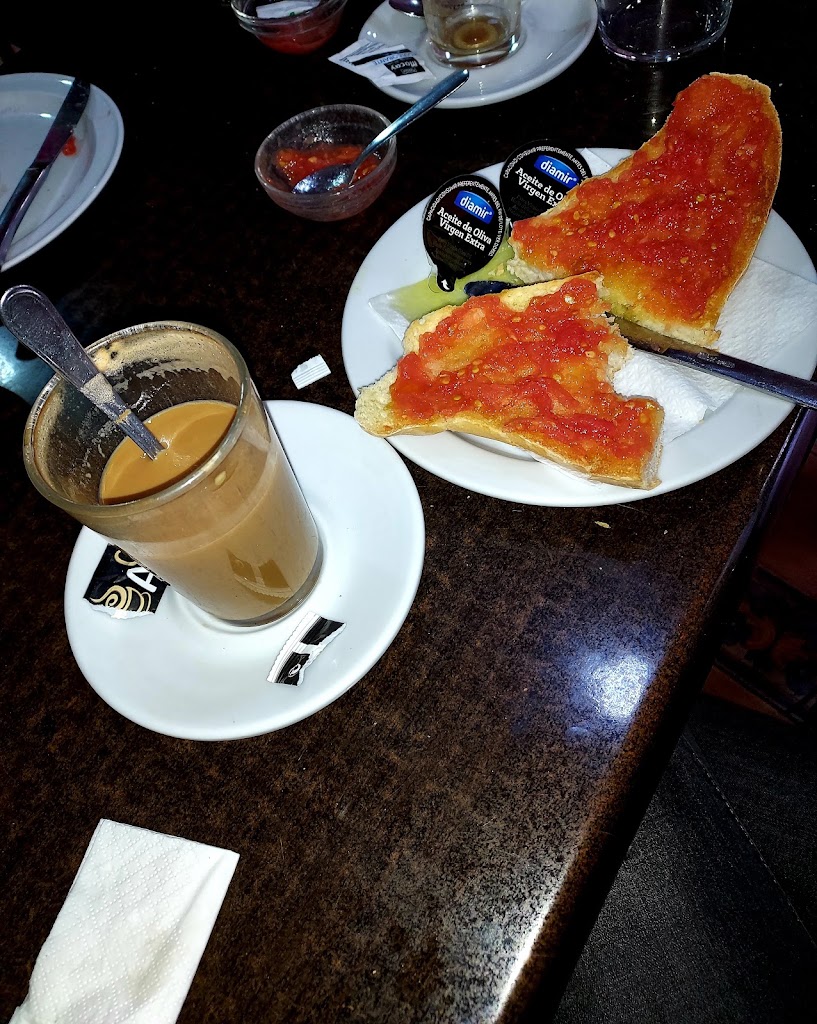 Cafe-Bar Los Arcos — Comida y bebida