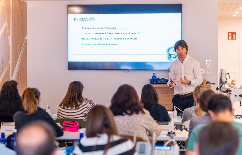 Cursos de endodoncia en Bilbao AprendiEndo - Gaizka Lorono