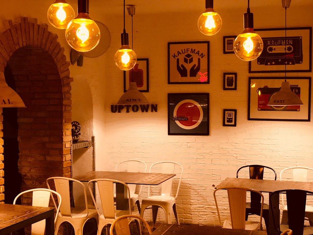 UPtown Cafe Bar — Ambiente