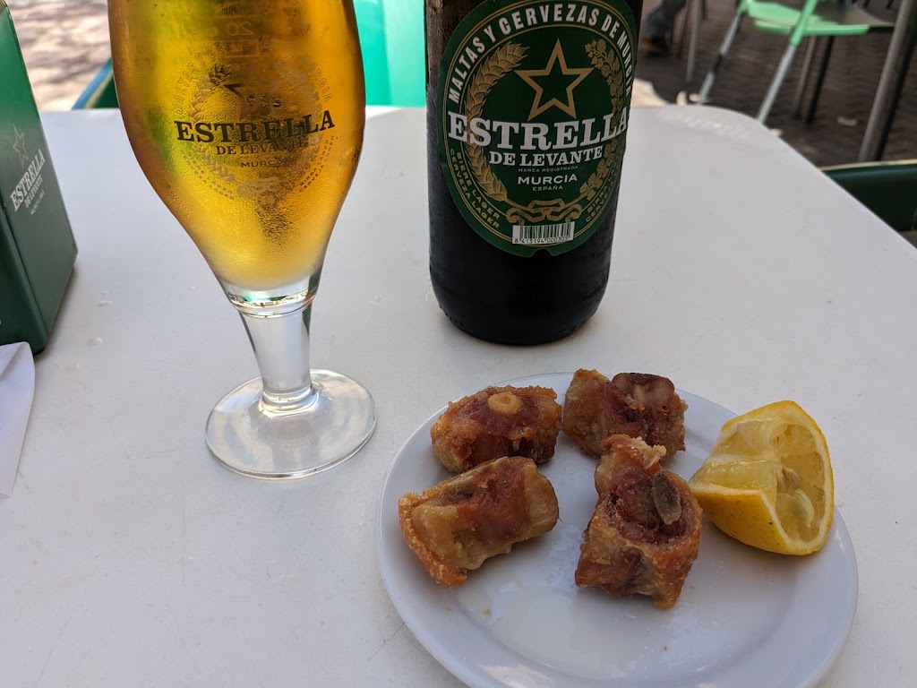Cerveceria La Urba — Comida y bebida