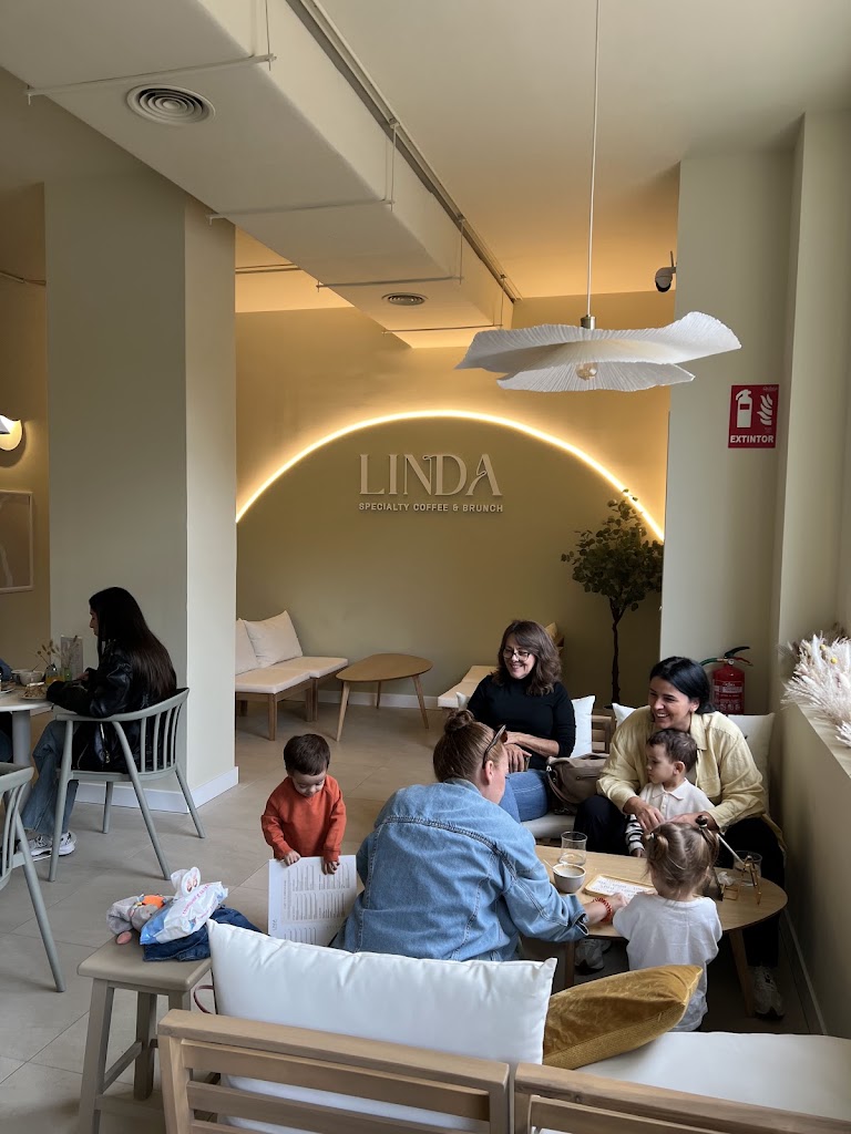 LINDA Specialty Coffee & Brunch  Slow life * Refugio de sabor y bienestar — Ambiente