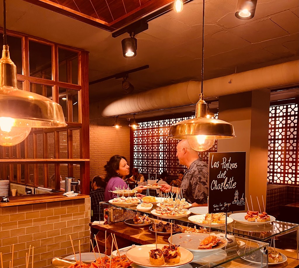 El Charlotte — Comida y bebida